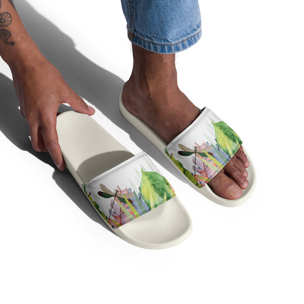 Claquettes homme floral blanc portées au pied - Couleurs Lagon