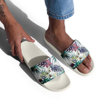 Claquettes homme orchidées blanc portées au pied - Couleurs Lagon