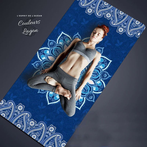 Tapis de yoga mandala bleu Couleurs Lagon, modèle en posture lotus, esprit de l'océan