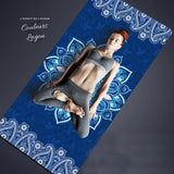Tapis de yoga mandala bleu Couleurs Lagon, modèle en posture lotus, esprit de l'océan