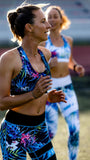 Brassière de sport et legging femme Couleurs Lagon coloris noir floral, portés par Moea en mouvement