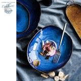 Assiette à salade en céramique BLEU LAGON - Couleurs Lagon - feuilles séchées et fourchette