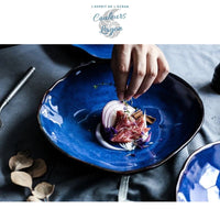 Assiette à salade en céramique BLEU LAGON - Couleurs Lagon - gros plan oignons thym