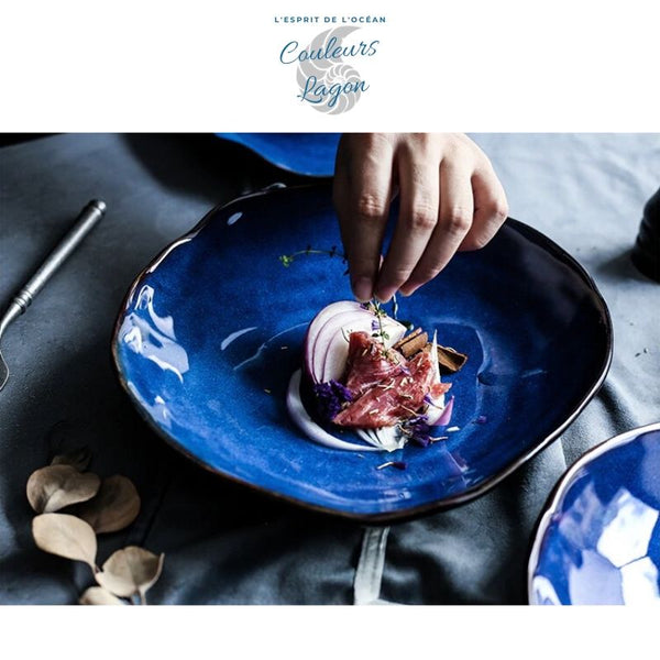 Assiette à salade en céramique BLEU LAGON - Couleurs Lagon - gros plan oignons thym