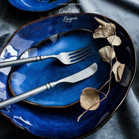Assiette à salade en céramique BLEU LAGON - Couleurs Lagon - gros plan + couverts