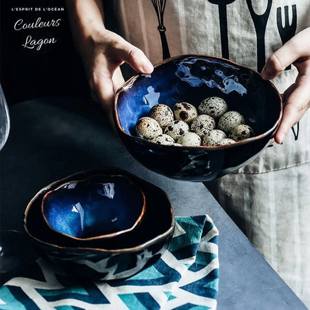 Bol irrégulier en porcelaine BLEU LAGON - Couleurs Lagon - tablier et oeufs