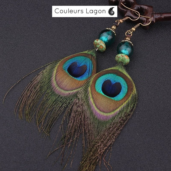 Détail boucles d'oreilles plumes de paon — bijou artisanal Couleurs Lagon