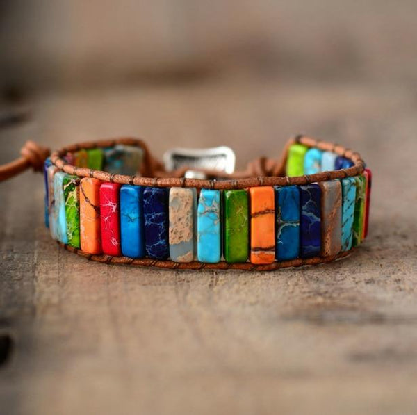 Bracelet Chakra Cuir & Pierres Naturelles Océan - Couleurs Lagon - gros plan sur bois  à plat