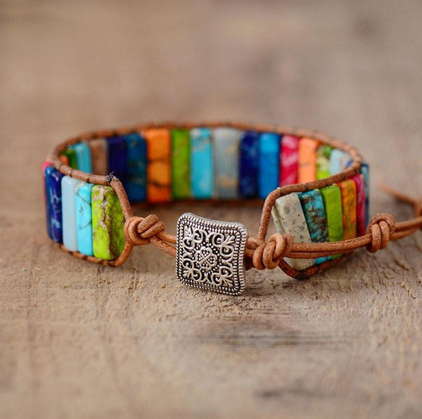 Bracelet Chakra Cuir & Pierres Naturelles Océan - Couleurs Lagon gros plan attache sur bois