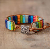 Bracelet Chakra Cuir & Pierres Naturelles Océan - Couleurs Lagon gros plan attache sur bois