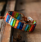 Bracelet Chakra Cuir & Pierres Naturelles Océan - Couleurs Lagon - gros plan sur bois