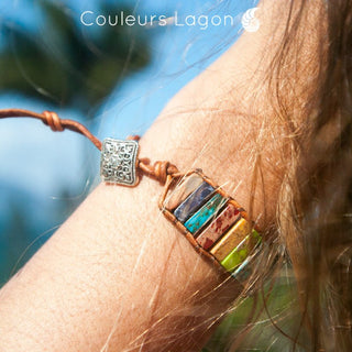 Bracelet Chakra Cuir & Pierres Naturelles Océan - Couleurs Lagon - attache décorative gros plan