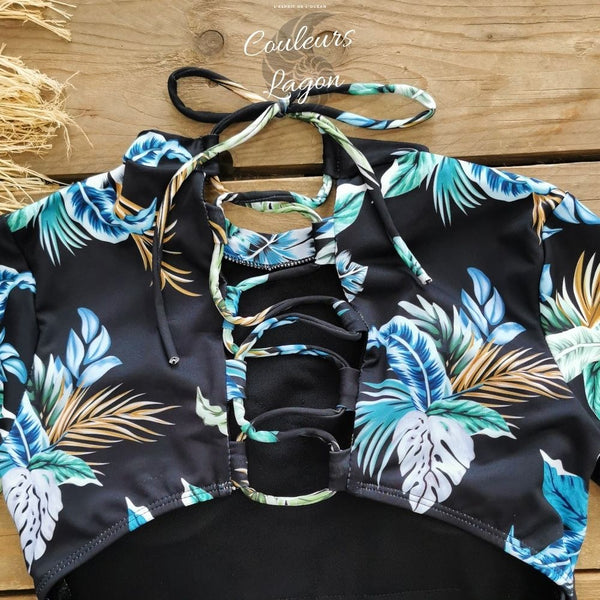 Combinaison Lycra Rashguard Manches Longues Dos Nu CrissCross Bleu Floral - Couleurs Lagon - gros plan attache dos