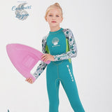 gros plan avant vert planche - Combinaison Néoprène Enfants 2,5mm UPF50+ Zip Dorsal Coquillage - Couleurs Lagon