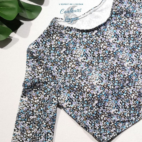Ensemble Bikini Rashguard Manche Longue LITTLE BLUE FLOWERS - Couleurs Lagon - gros plan haut à plat