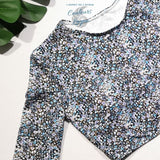 Ensemble Bikini Rashguard Manche Longue LITTLE BLUE FLOWERS - Couleurs Lagon - gros plan haut à plat
