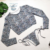 Ensemble Bikini Rashguard Manche Longue LITTLE BLUE FLOWERS - Couleurs Lagon - à plat avant