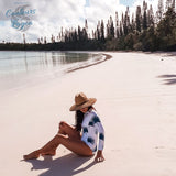 Monokini Combi Surf Manche Longue BLUEWAVE - Couleurs Lagon - profil gauche plage et chapeau
