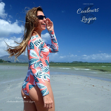 profil droit - Combi Surf Rashguard Manche Longue Dos Nu Floral Rose TAHITI - Couleurs Lagon