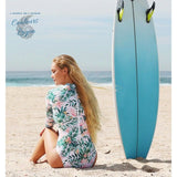Monokini Push-Up Rashguard Manche Longue FLORAL BARBARA - Couleurs Lagon - dos assise et surf dans sable