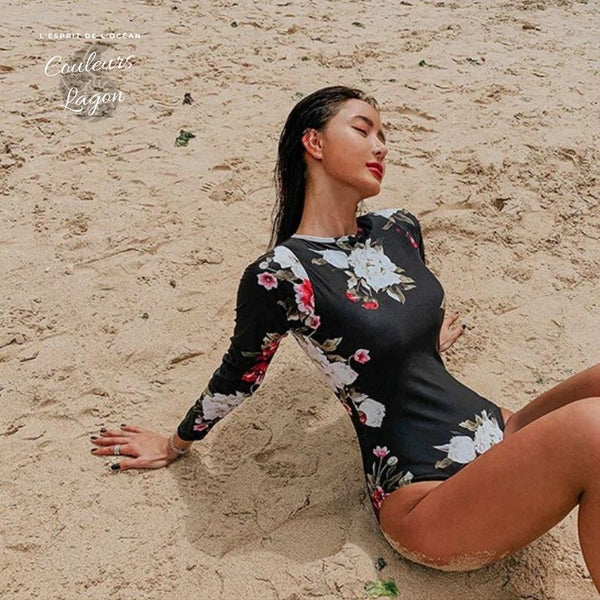 Monokini Rashguard Manche Longue Floral BLACK - Couleurs Lagon - assise sur le sable avant