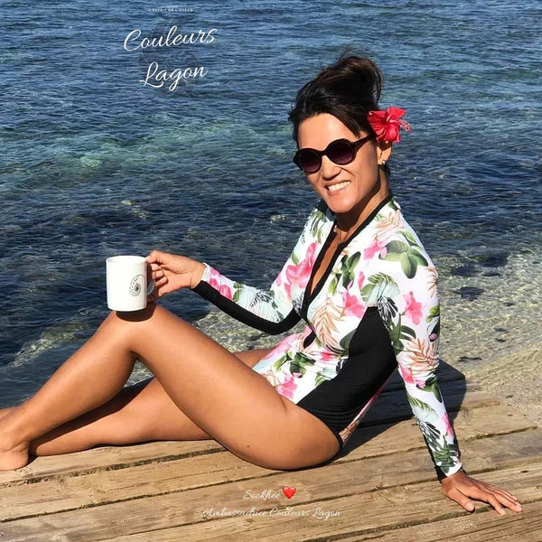 Maillot surf femme manches longues hibiscus UPF50+ — profil — Couleurs Lagon