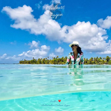 Monokini Rashguard Manche Longue Floral HIBISCUS - Couleurs Lagon - demi plan large avant piscine naturelle tahiti