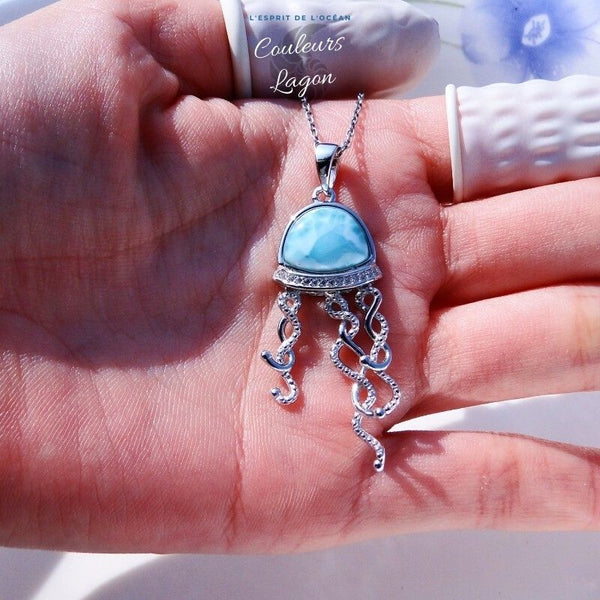 taille pendentif dans la main -  Parure Méduse en Argent massif et Larimar naturelle - Couleurs Lagon