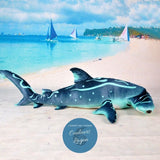 Peluche Réaliste Requin Marteau Bleu Pacific 100cm - Couleurs Lagon - sur la plage