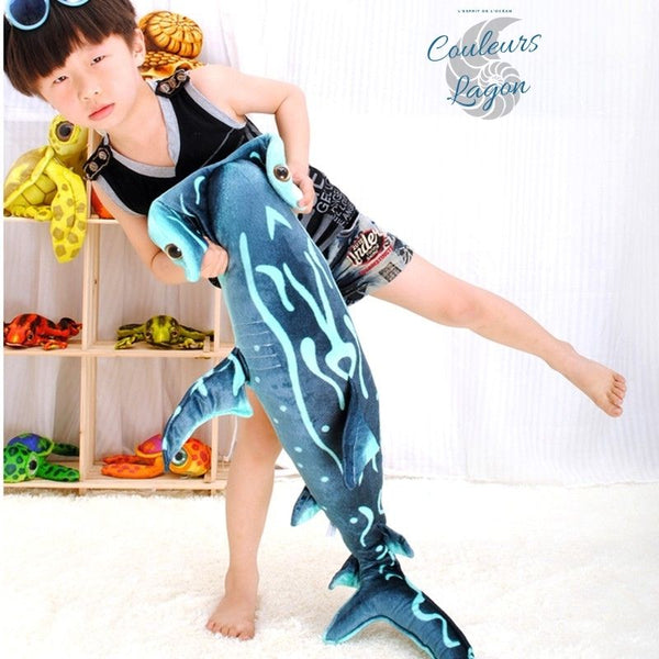 Peluche Réaliste Requin Marteau Bleu Pacific 100cm - Couleurs Lagon - taille avec enfant