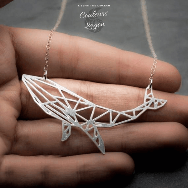taille sur la main - Pendentif Baleine Géométrique Argenté - Couleurs Lagon