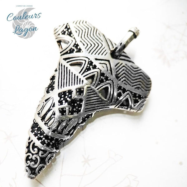 gros plan droite - Pendentif Dent de Requin Maori Argent Massif s925 - Couleurs Lagon
