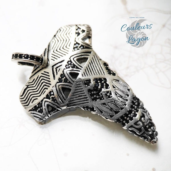 gros plan sur marbre blanc - Pendentif Dent de Requin Maori Argent Massif s925 - Couleurs Lagon