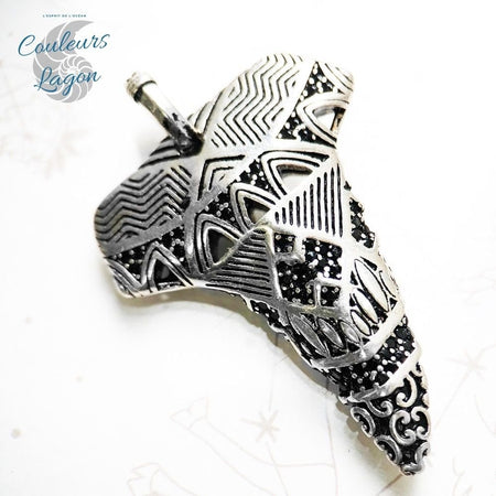 gros plan avant - Pendentif Dent de Requin Maori Argent Massif s925 - Couleurs Lagon