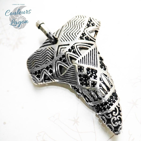 gros plan avant - Pendentif Dent de Requin Maori Argent Massif s925 - Couleurs Lagon