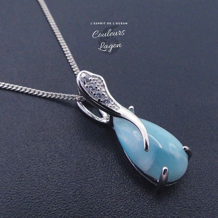 gros plan 3/4 coté droit - Pendentif Goutte d'eau Larimar naturelle et argent massif - Couleurs Lagon