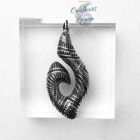 sur plexiglace - Pendentif Hameçon Maori HEI MATAU en Argent Massif s925 - Couleurs Lagon