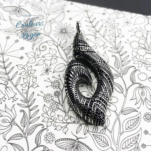 sur motifs fleurs - Pendentif Hameçon Maori HEI MATAU en Argent Massif s925 - Couleurs Lagon