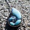 Pendentif Nautile Larimar naturelle et argent massif - Couleurs Lagon