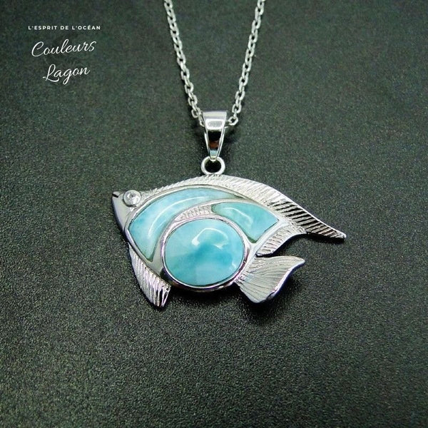 sur table noire - Pendentif Poisson de mer Larimar naturelle et argent massif - Couleurs Lagon