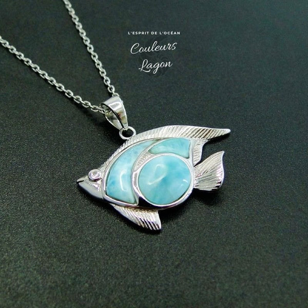 gros plan sur table noire - Pendentif Poisson de mer Larimar naturelle et argent massif - Couleurs Lagon