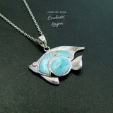 gros plan sur table noire - Pendentif Poisson de mer Larimar naturelle et argent massif - Couleurs Lagon