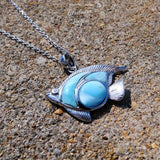 sur gravier - Pendentif Poisson de mer Larimar naturelle et argent massif - Couleurs Lagon