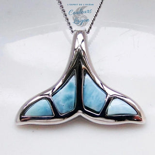 gros plan vertical - Pendentif Queue de Baleine en Argent massif et Larimar naturelle - Couleurs Lagon