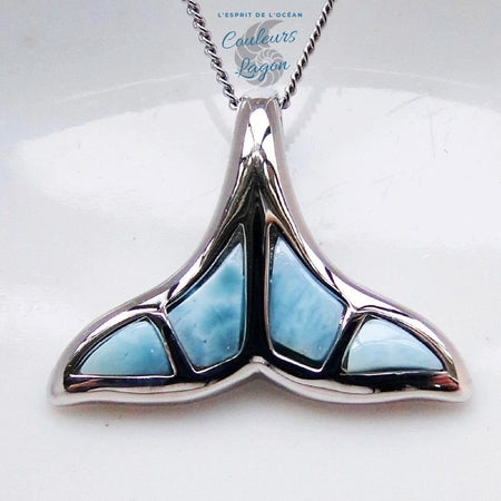 gros plan vertical - Pendentif Queue de Baleine en Argent massif et Larimar naturelle - Couleurs Lagon