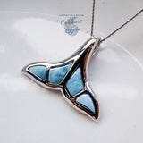gros plan 45° droite - Pendentif Queue de Baleine en Argent massif et Larimar naturelle - Couleurs Lagon