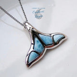 gros plan 45° gauche - Pendentif Queue de Baleine en Argent massif et Larimar naturelle - Couleurs Lagon