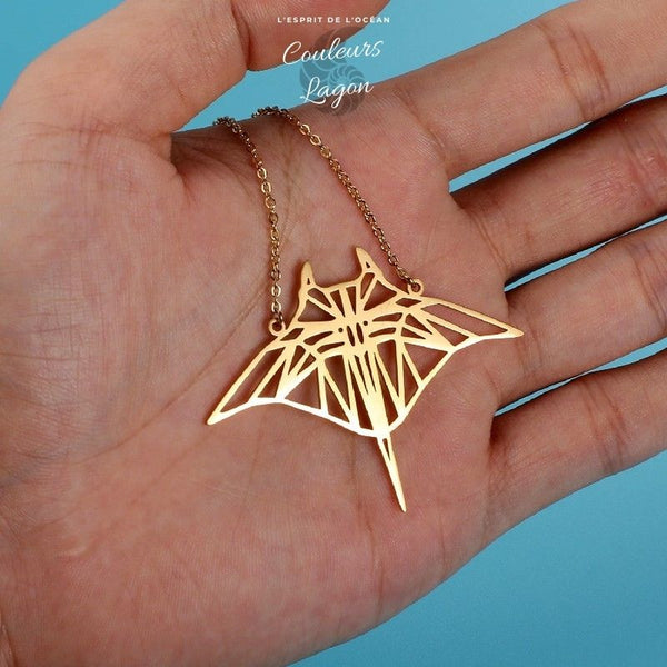 taille or dans main gauche - Pendentif Raie Manta en Acier Inoxydable - Couleurs Lagon
