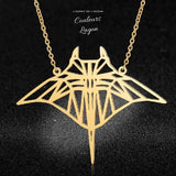 or fond noir - Pendentif Raie Manta en Acier Inoxydable - Couleurs Lagon