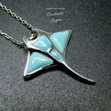 gros plan 1/4 gauche - Pendentif Raie Manta en Argent massif et Larimar naturelle - Couleurs Lagon